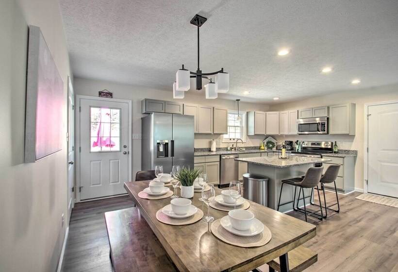 Stunning New Market Home W/ Mtn Views & Hot Tub!