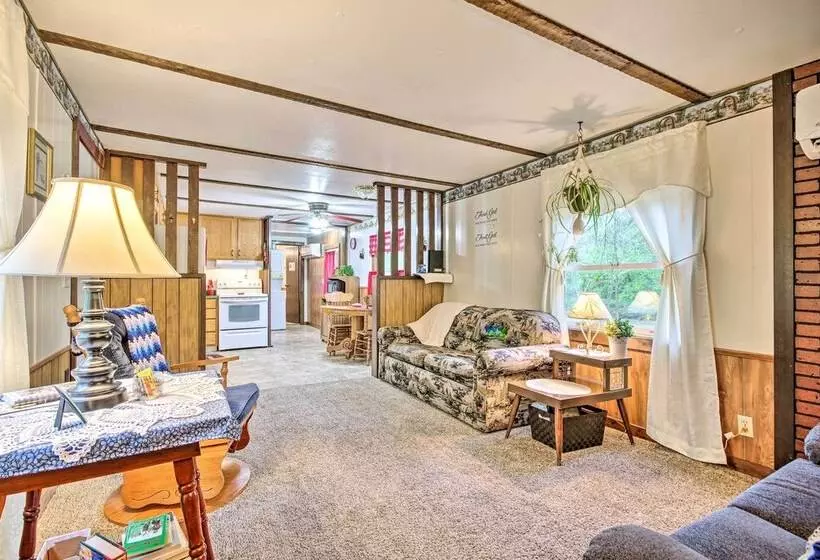 Unique Creekside Escape   Enjoy On Site Goats!