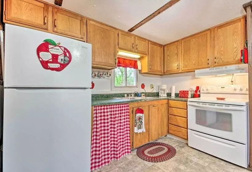 Unique Creekside Escape   Enjoy On Site Goats!