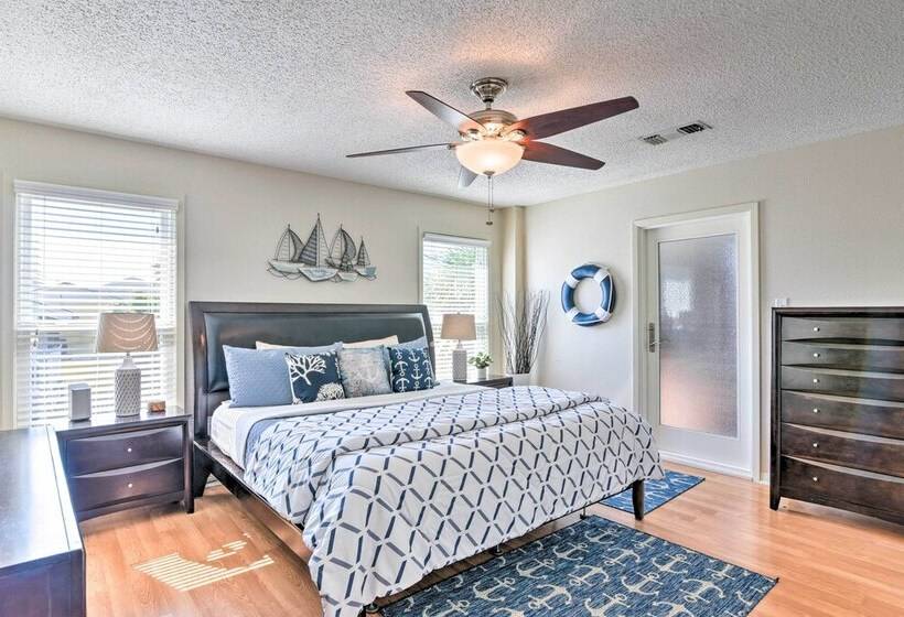 Jamaica Beach Waterfront Getaway: Kayaks & Dock!