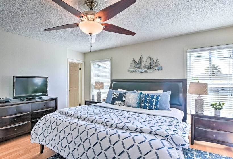 Jamaica Beach Waterfront Getaway: Kayaks & Dock!