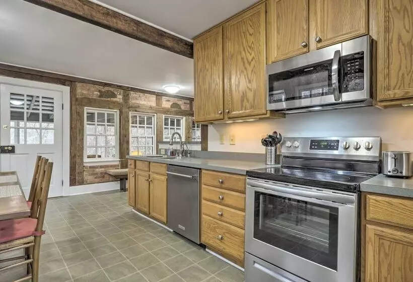 Warm + Peaceful Home W/ Fire Pit On Haw River