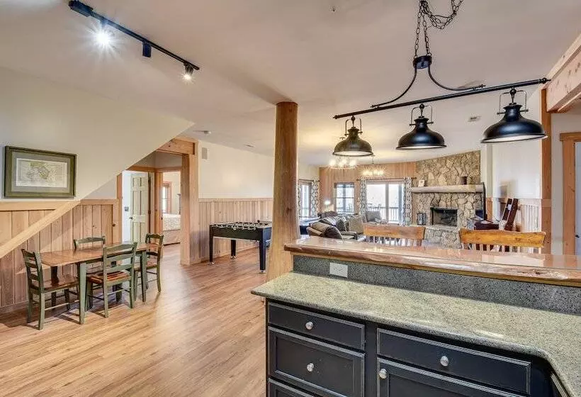 Wooded Cabin: Mtn Views, Hot Tub & 2 Decks!