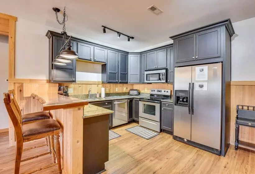 Wooded Cabin: Mtn Views, Hot Tub & 2 Decks!