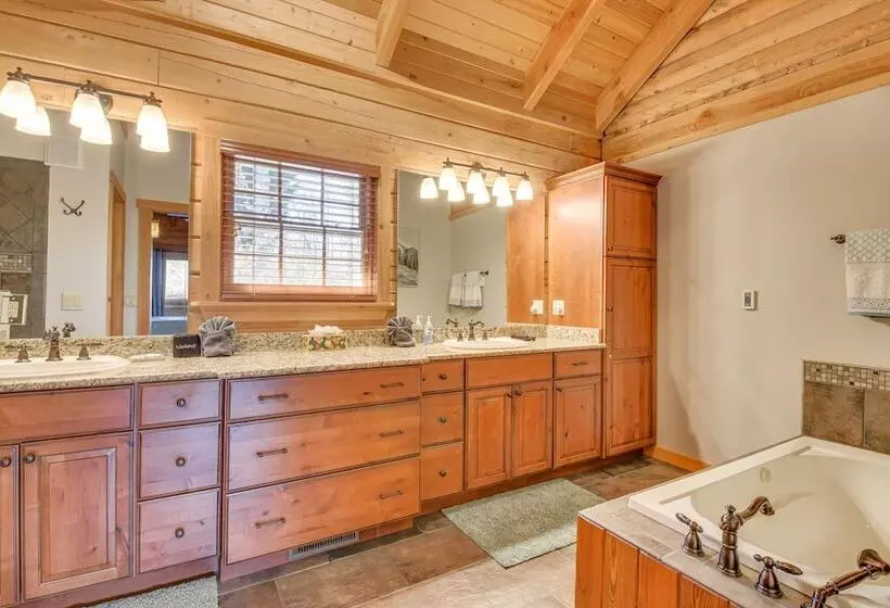 Wooded Cabin: Mtn Views, Hot Tub & 2 Decks!