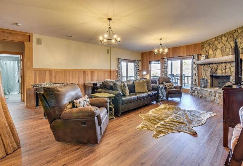 Wooded Cabin: Mtn Views, Hot Tub & 2 Decks!