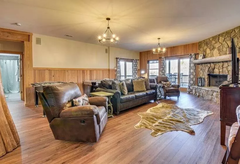 Wooded Cabin: Mtn Views, Hot Tub & 2 Decks!