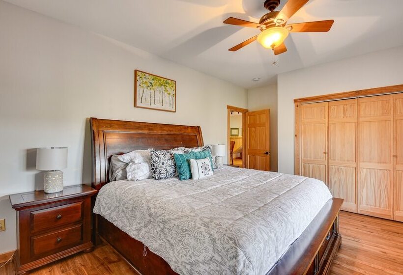 Wooded Cabin: Mtn Views, Hot Tub & 2 Decks!