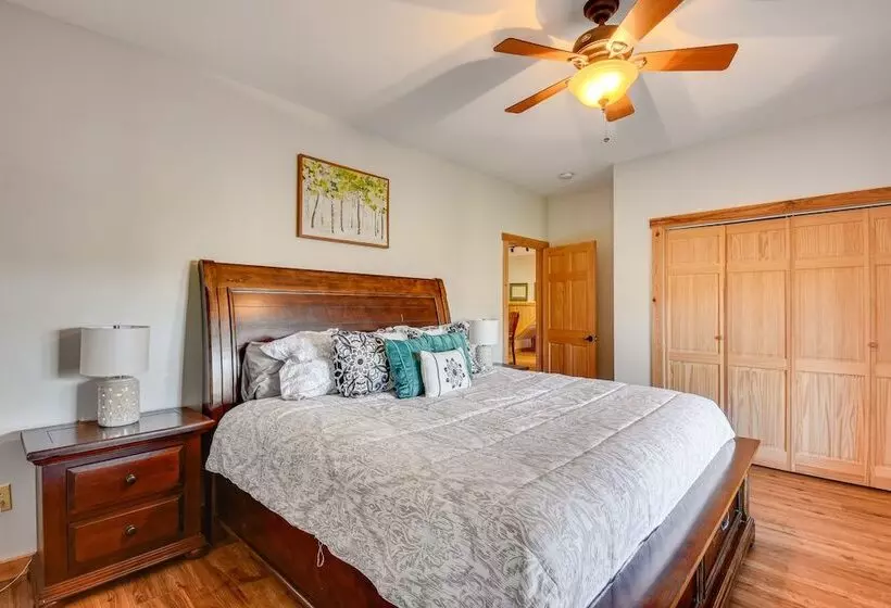 Wooded Cabin: Mtn Views, Hot Tub & 2 Decks!