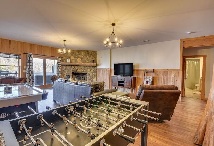 Wooded Cabin: Mtn Views, Hot Tub & 2 Decks!