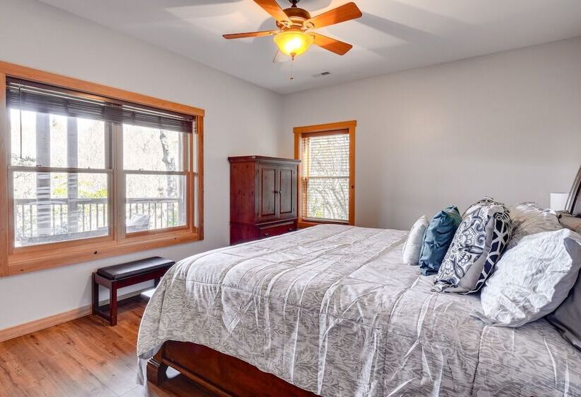 Wooded Cabin: Mtn Views, Hot Tub & 2 Decks!