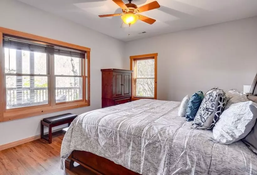 Wooded Cabin: Mtn Views, Hot Tub & 2 Decks!