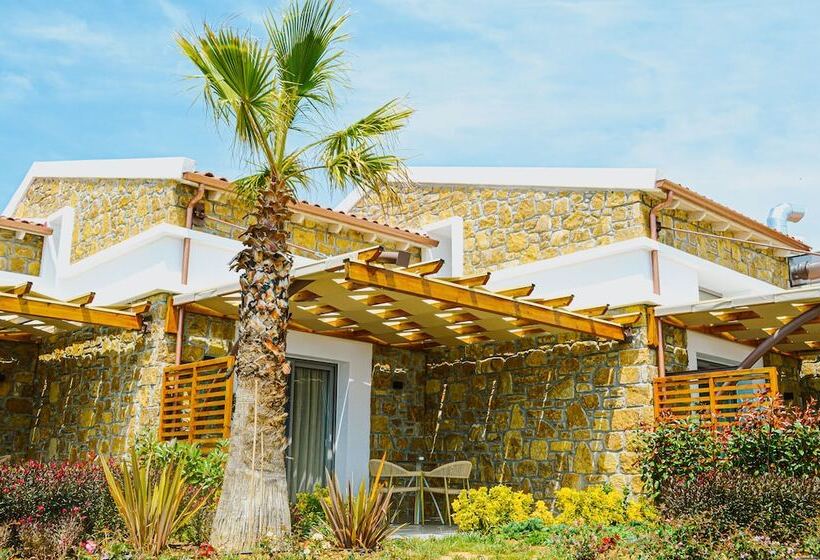 Akrolithos Luxury Suites