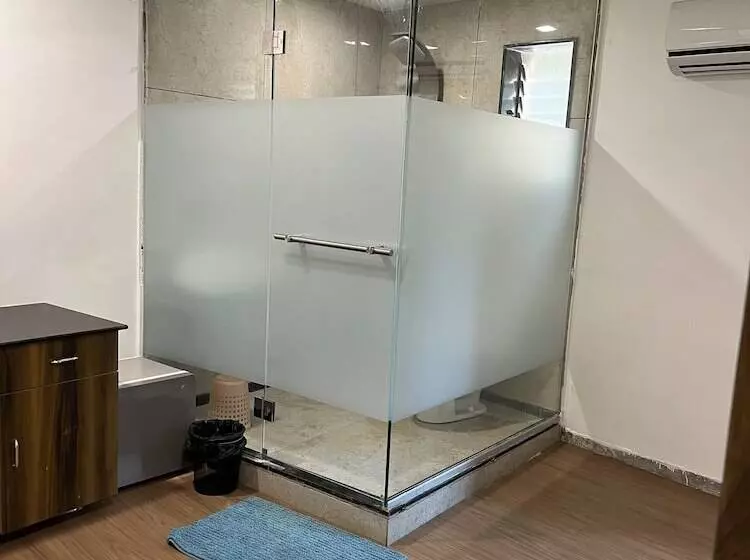 Hotelli Niraj International