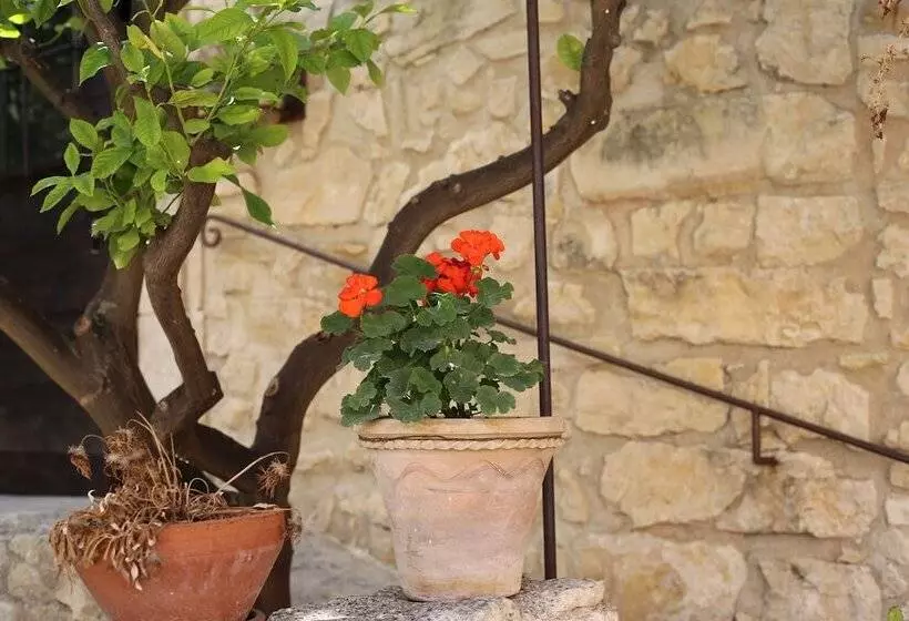 Maaseutuhotelli Masseria Fortificata Lo Zafferaneto