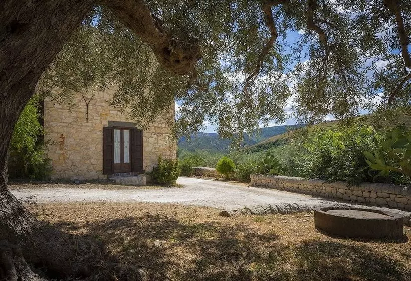 Maaseutuhotelli Masseria Fortificata Lo Zafferaneto