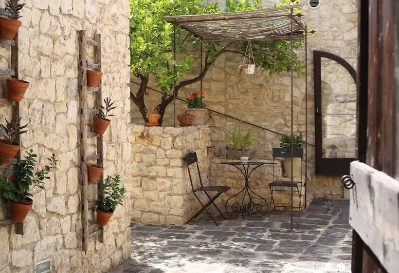 Maaseutuhotelli Masseria Fortificata Lo Zafferaneto