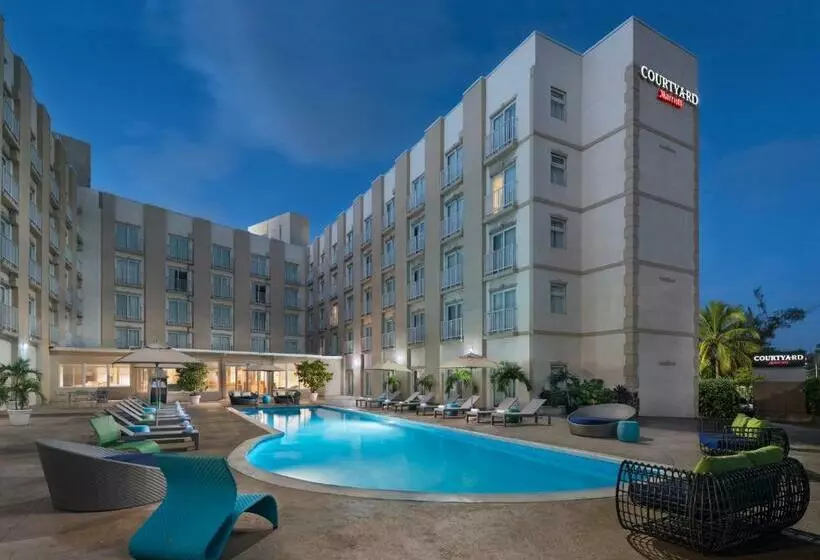 Courtyard By Marriott Nassau Downtown/junkanoo Beach