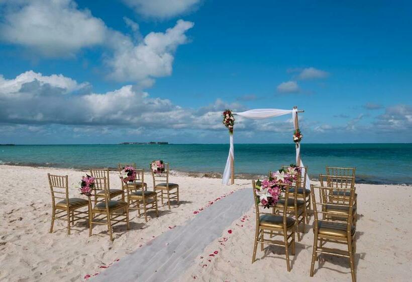 هتل Courtyard By Marriott Nassau Downtown/junkanoo Beach