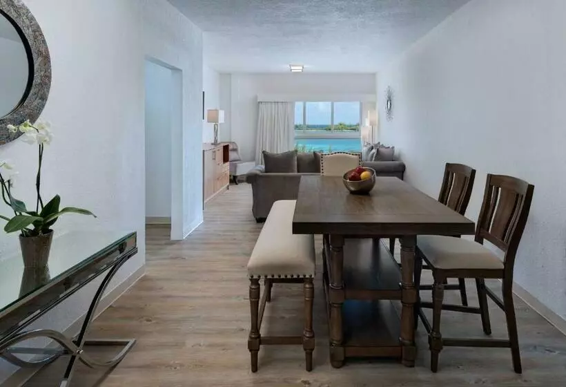 هتل Courtyard By Marriott Nassau Downtown/junkanoo Beach
