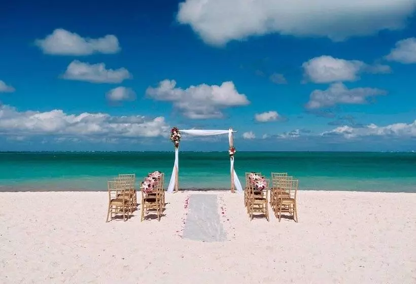 هتل Courtyard By Marriott Nassau Downtown/junkanoo Beach