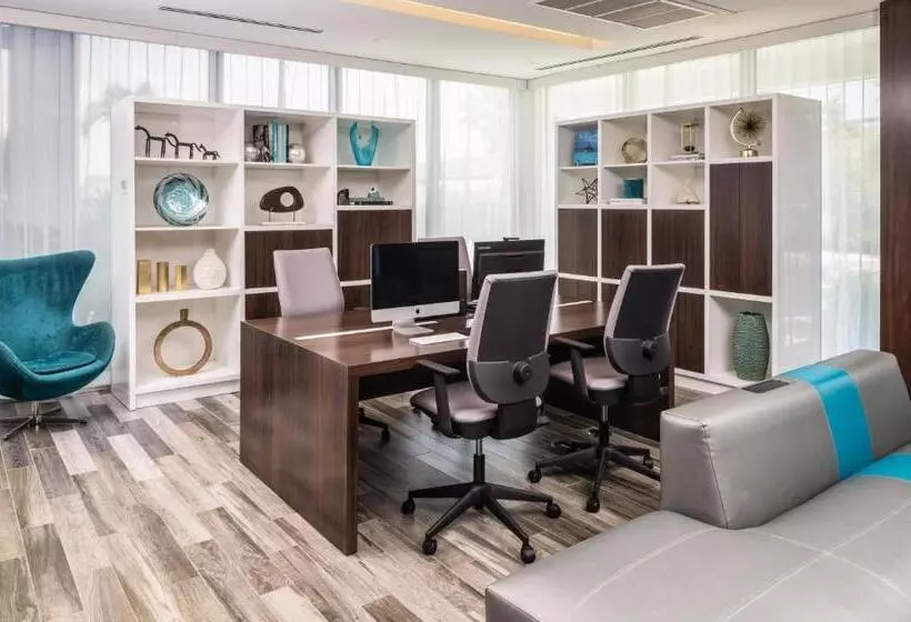هتل Doubletree By Hilton Miami North I 95