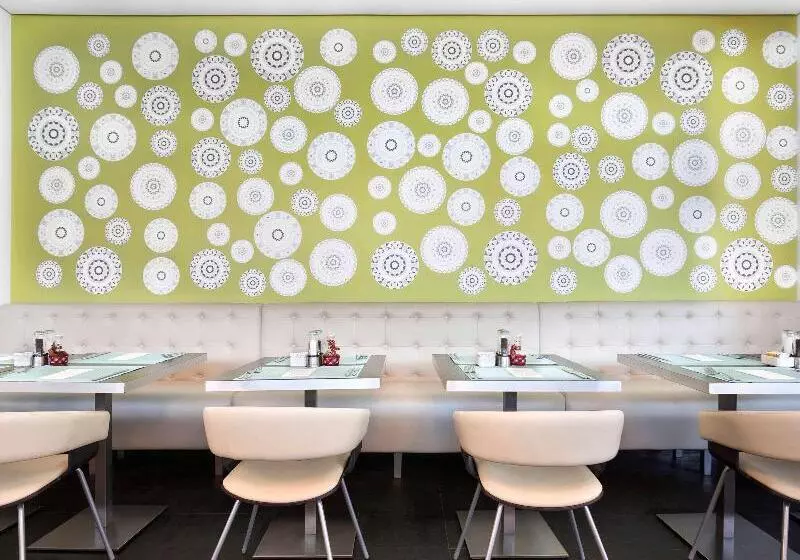 ホテル Ibis Styles Sharjah