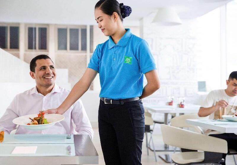 ホテル Ibis Styles Sharjah