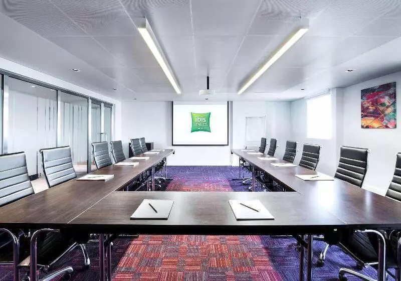 ホテル Ibis Styles Sharjah