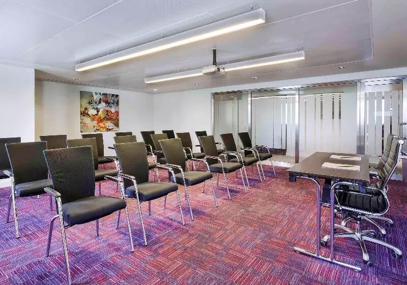 ホテル Ibis Styles Sharjah