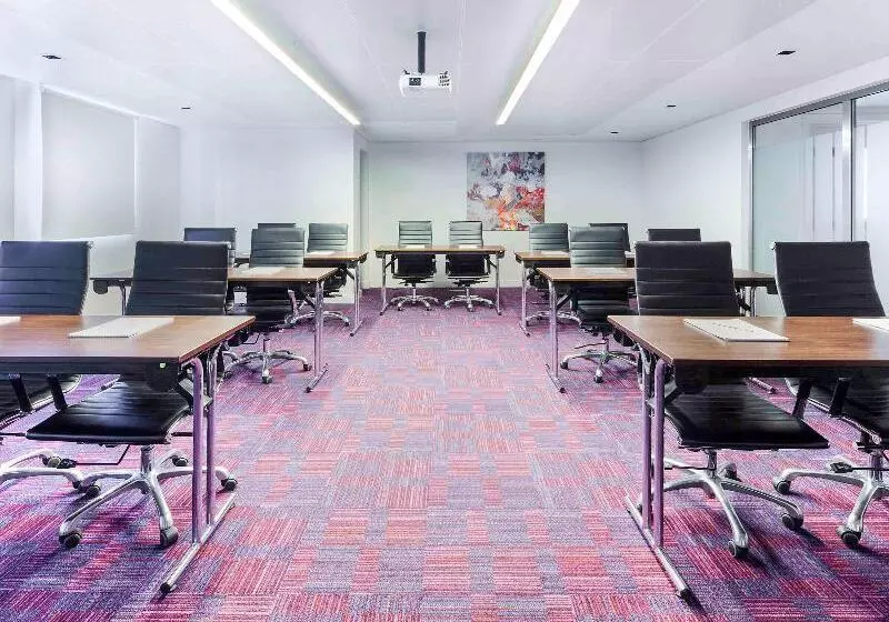 ホテル Ibis Styles Sharjah