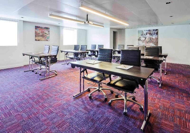 ホテル Ibis Styles Sharjah