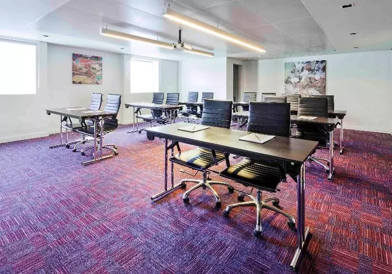 ホテル Ibis Styles Sharjah