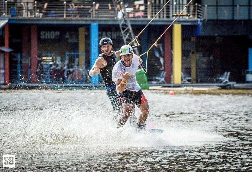 ホテル Phuket Wake Park