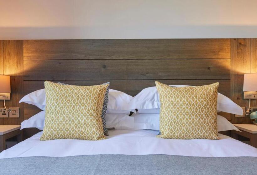 Отель The Swan, Streatley, Berkshire