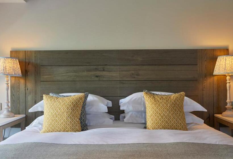 Отель The Swan, Streatley, Berkshire