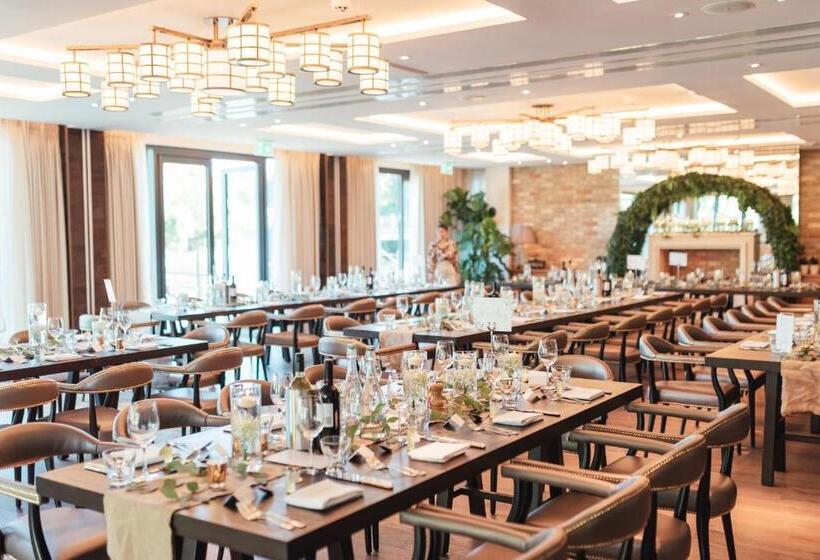 Отель The Swan, Streatley, Berkshire