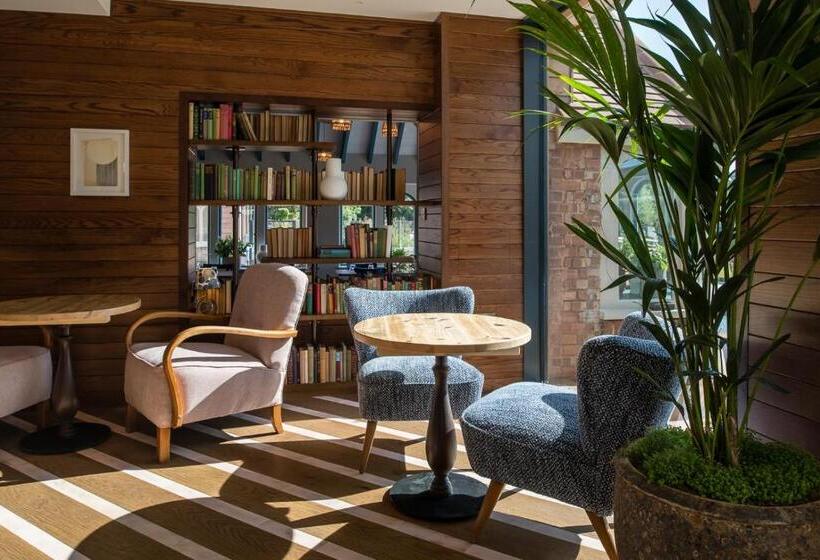 Отель The Swan, Streatley, Berkshire