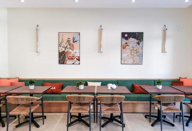 Bloom Hostel Bar & Garden