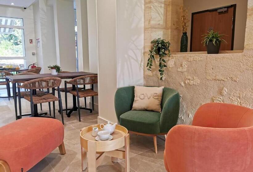 Bloom Hostel Bar & Garden