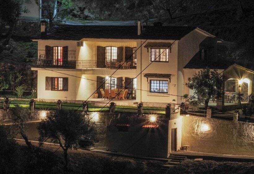 Отель Sonia Rustic Mansion   5bd 30 Sec Walk To Beach