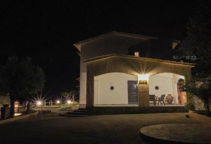 Hotelli Sonia Rustic Mansion   5bd 30 Sec Walk To Beach