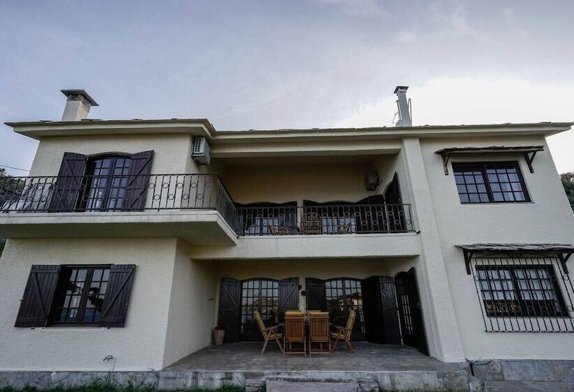 Отель Sonia Rustic Mansion   5bd 30 Sec Walk To Beach