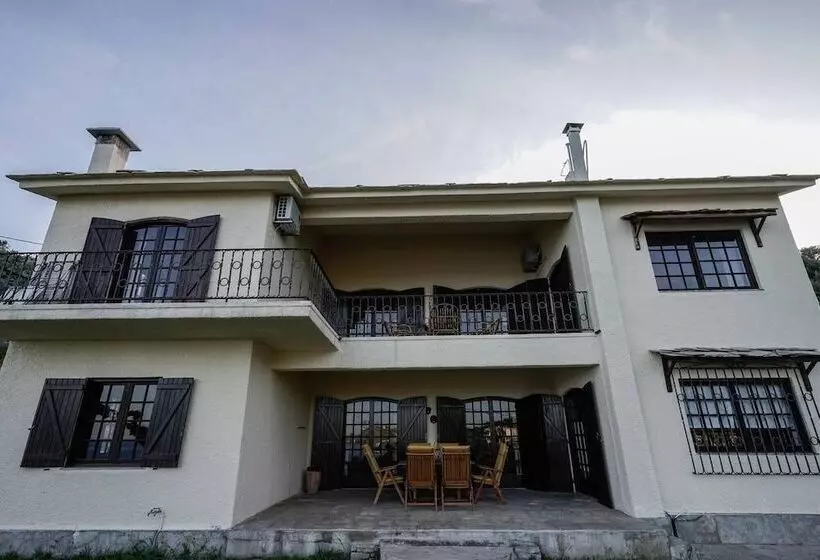 Hotelli Sonia Rustic Mansion   5bd 30 Sec Walk To Beach