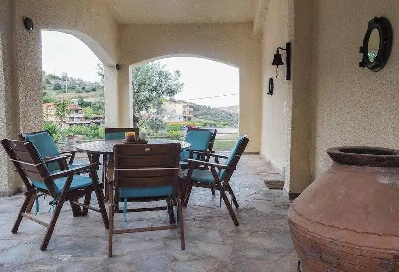 Hotelli Sonia Rustic Mansion   5bd 30 Sec Walk To Beach