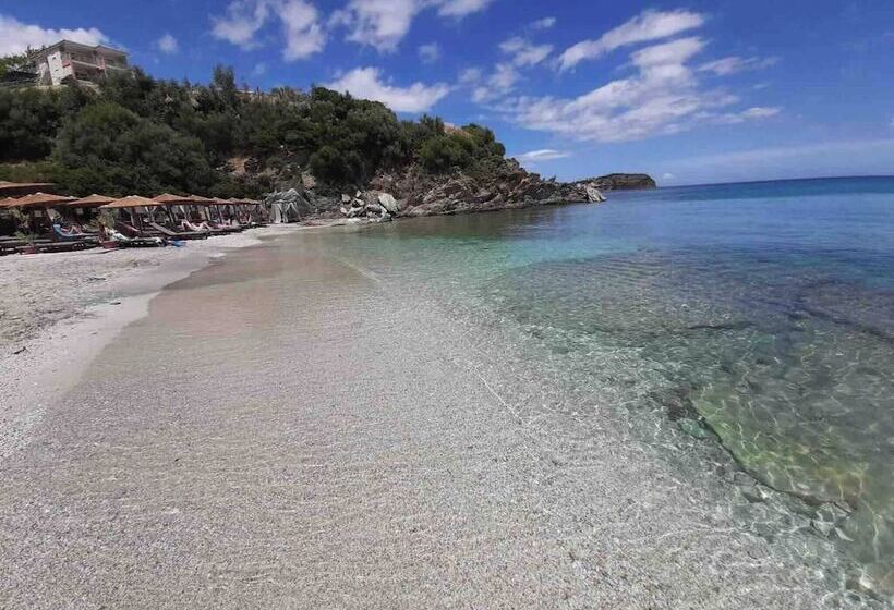 Отель Sonia Rustic Mansion   5bd 30 Sec Walk To Beach