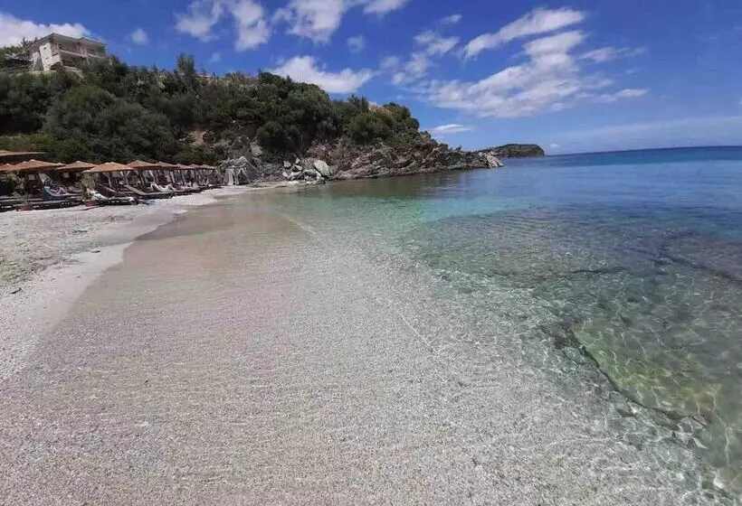 Hotelli Sonia Rustic Mansion   5bd 30 Sec Walk To Beach