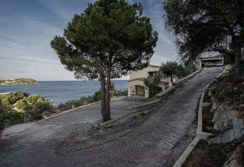 Hotelli Sonia Rustic Mansion   5bd 30 Sec Walk To Beach