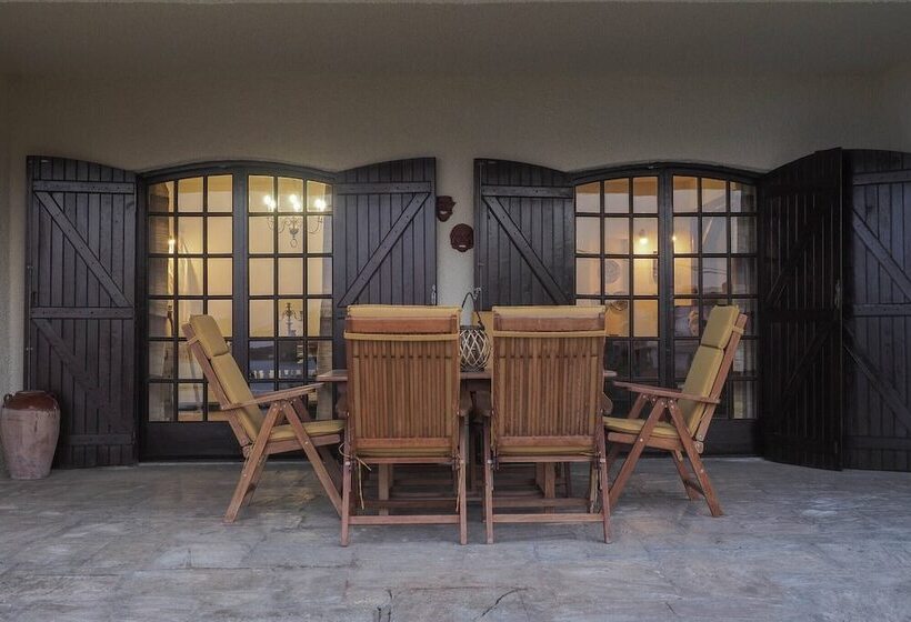 Отель Sonia Rustic Mansion   5bd 30 Sec Walk To Beach