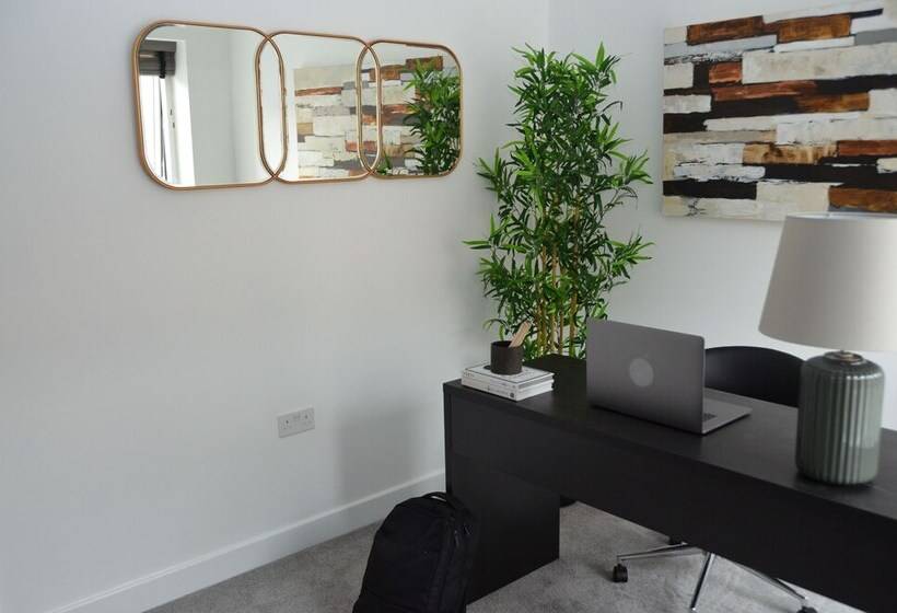 レジデンス Watford House Sleeps 6 Parking Garden